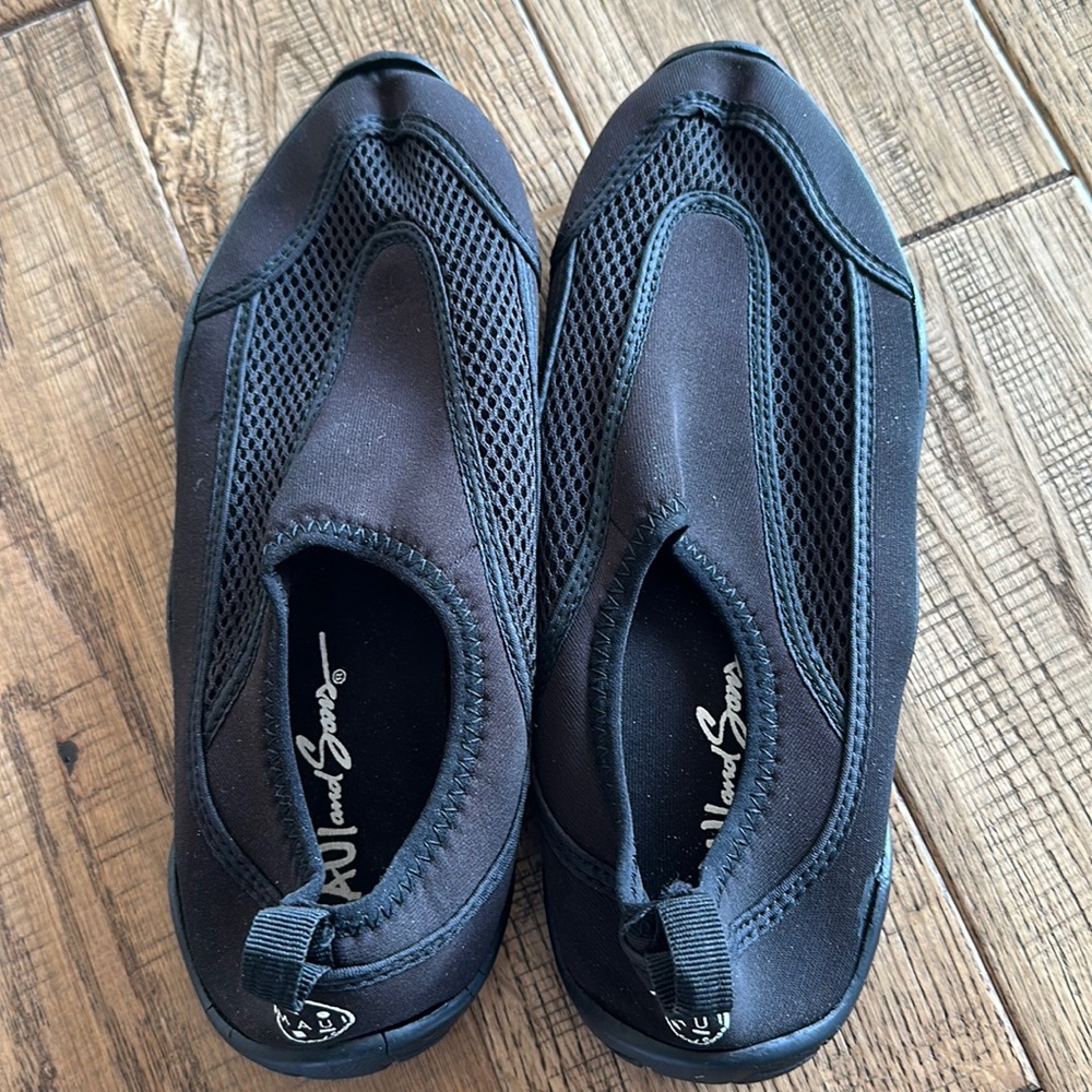 Never worn Maui water shoes